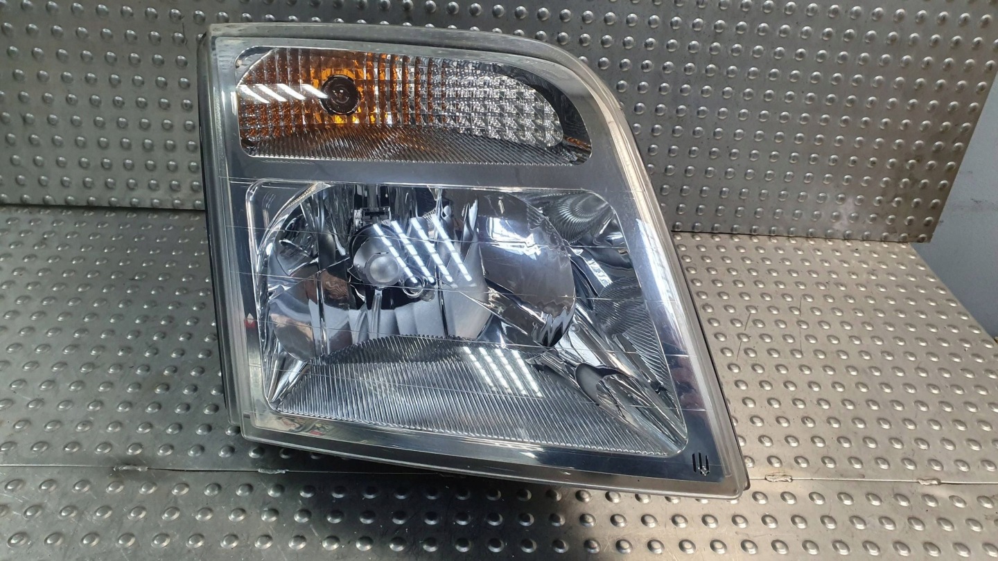 light front right FORD CONNECT 02