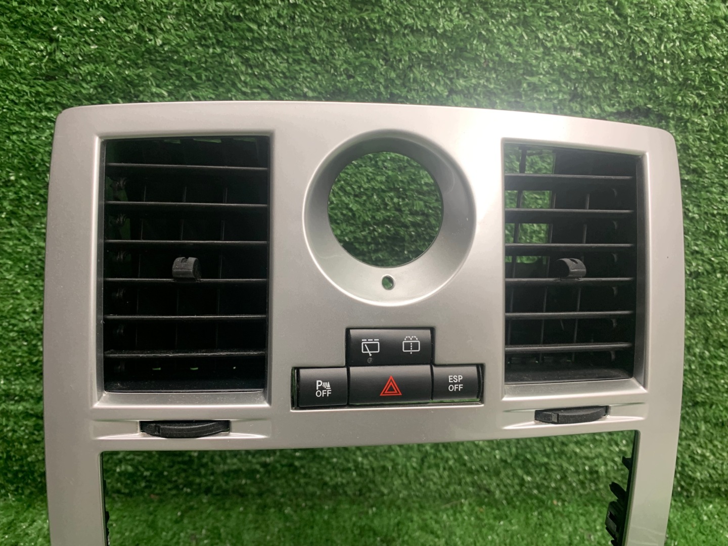 rám rádia PANELU CHRYSLER 300C SC48876A 61481N002