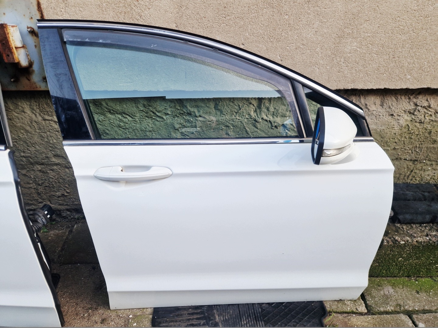 FORD MONDEO MK5 sedan door right front front colour FD BIALE complete