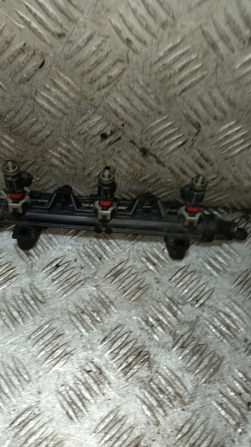 Rampe injection VOLKSWAGEN POLO 4 03E133320A