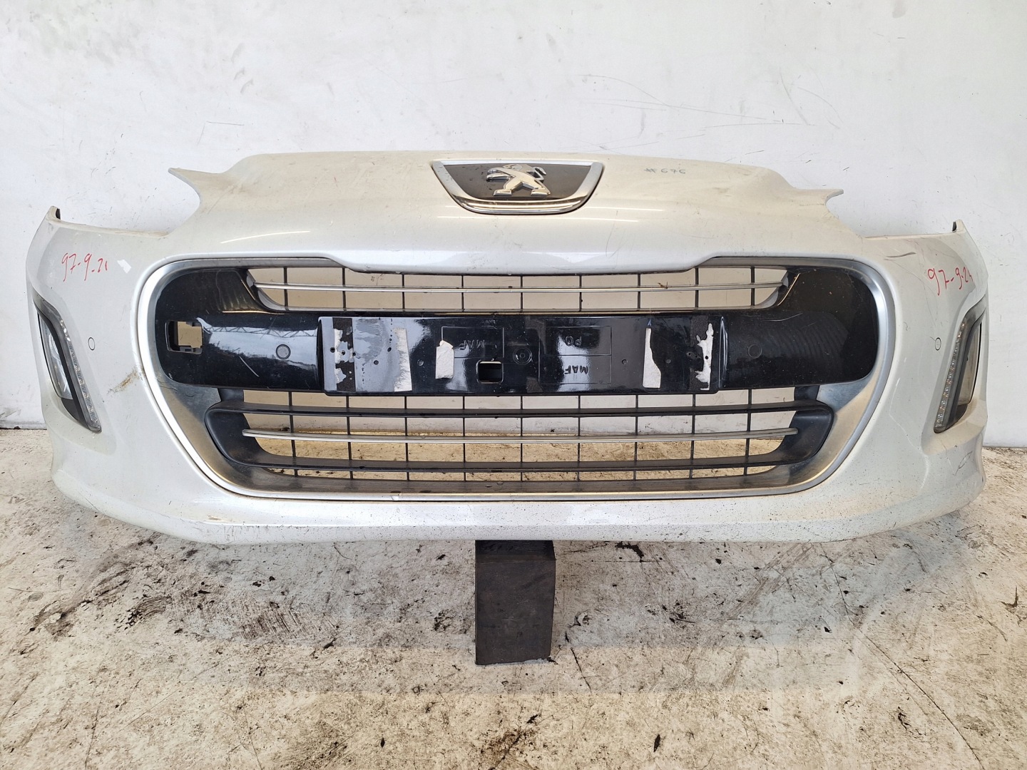 PEUGEOT 308 T7 LIFT 11-13 bumper PDC + LED