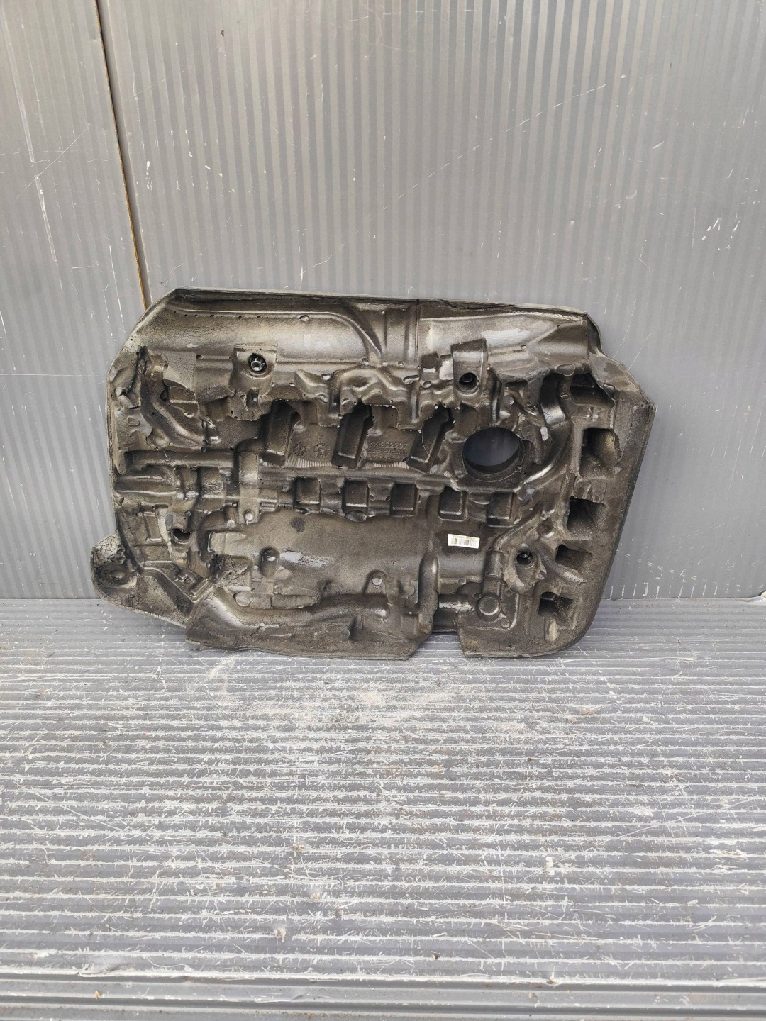VOLVO XC40 kryt motoru 32252297
