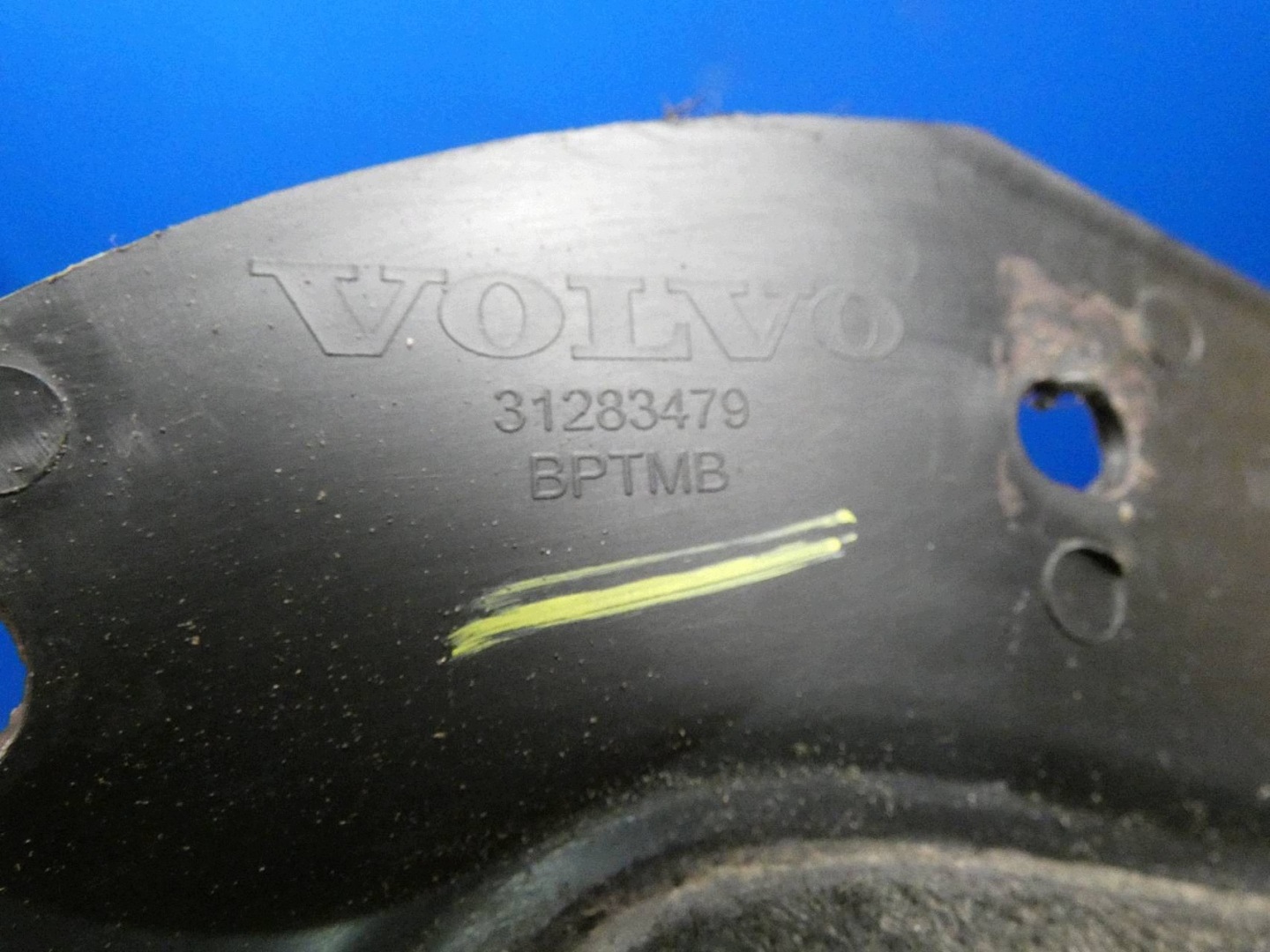 VOLVO XC60 and mudguard right right rear part rear.