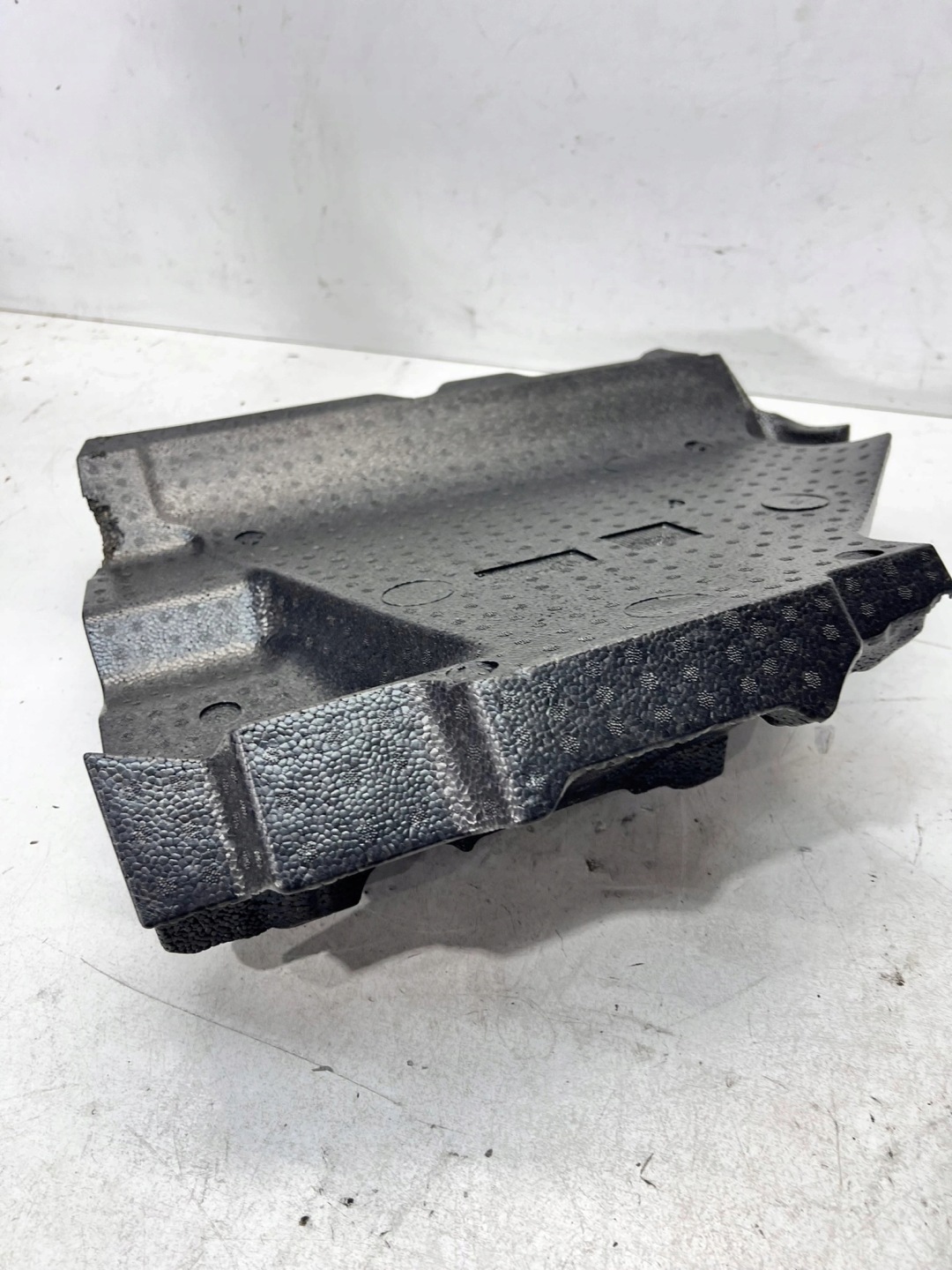 WKLAD polystirene below feet left AUDI Q4 E-TRON 10C863518B