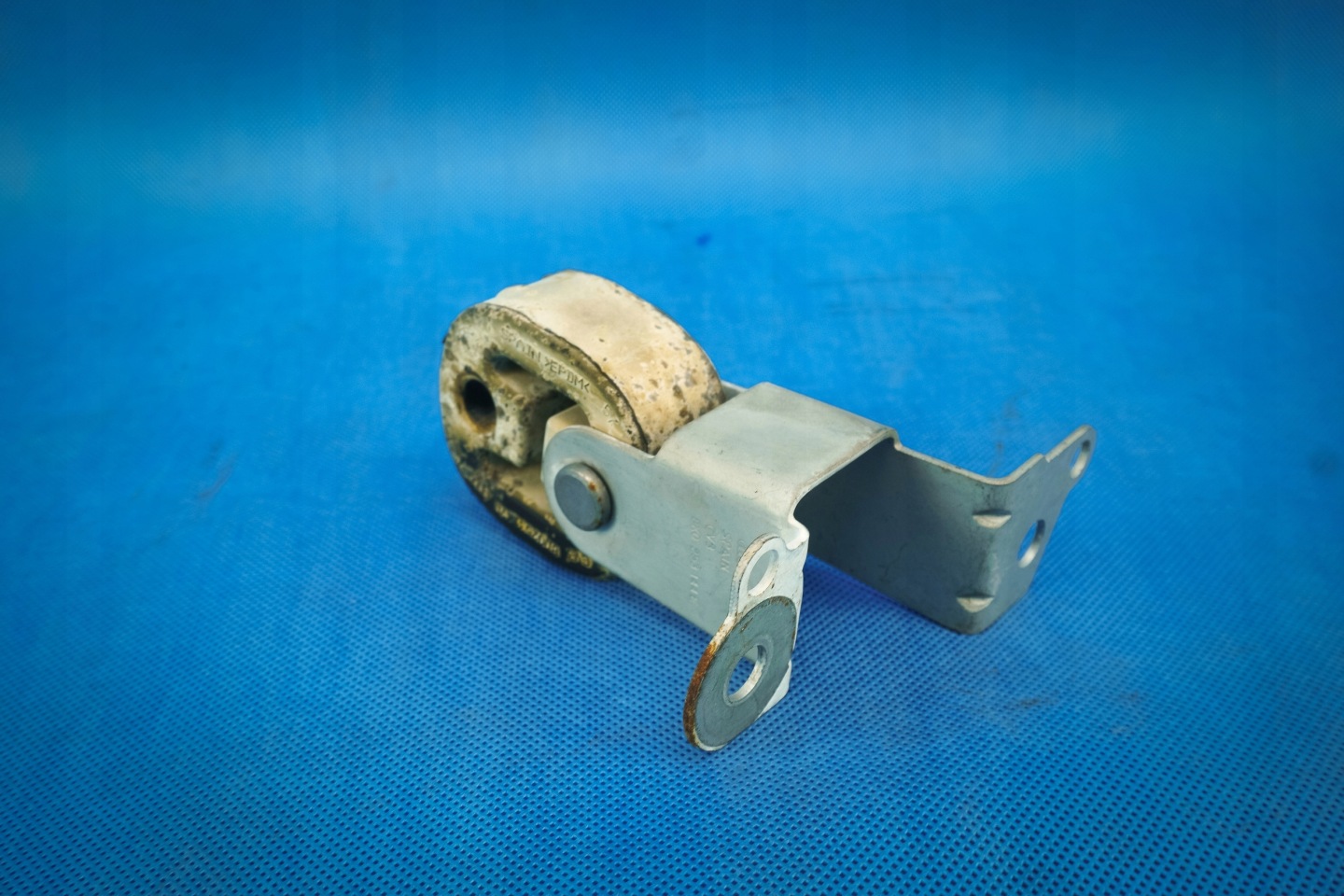 bracket rury exhaust Audi A4 8K A5 8T 8K0253144E