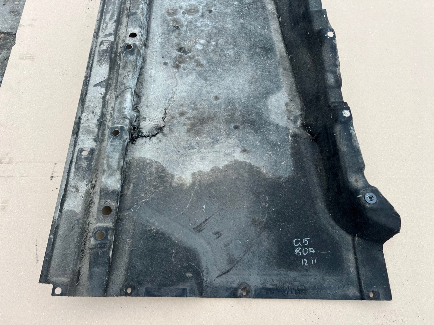 AUDI Q5 80A Blende Abdeckung abdeckung des Bodens Unterfahrschutz links 80A825207B