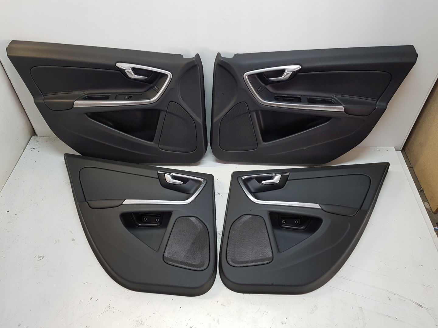 VOLVO V60 VERKLEIDUNG TÜR HECK RECHTS
