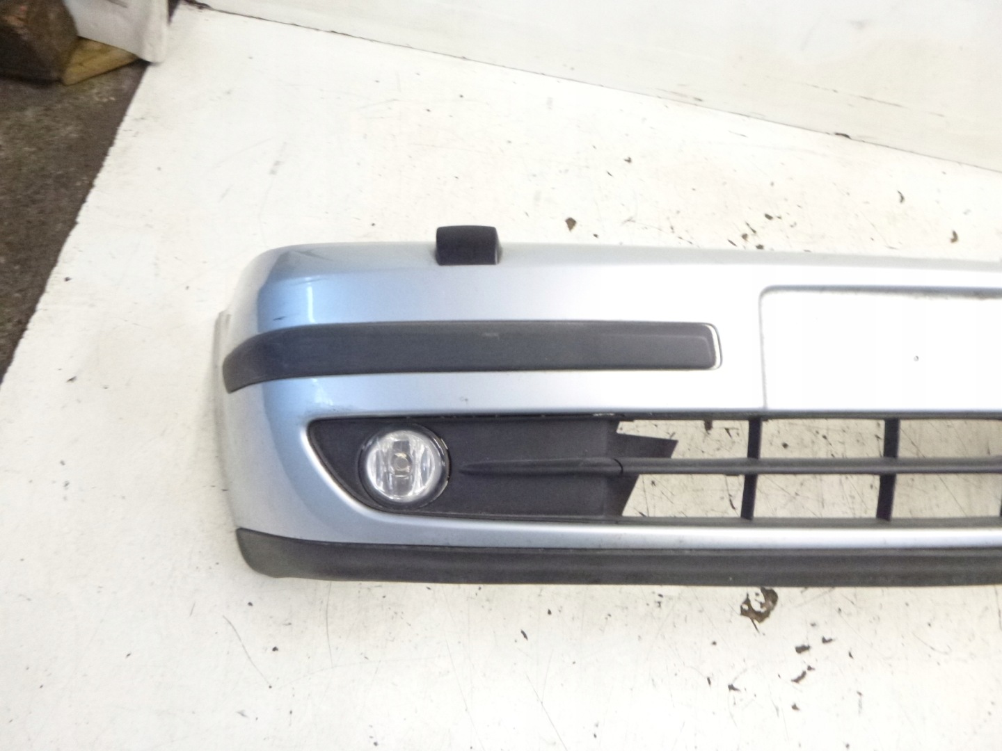 Frontstoßstange + Nebelscheinwerfer Renault Laguna II TEB64 2005r.