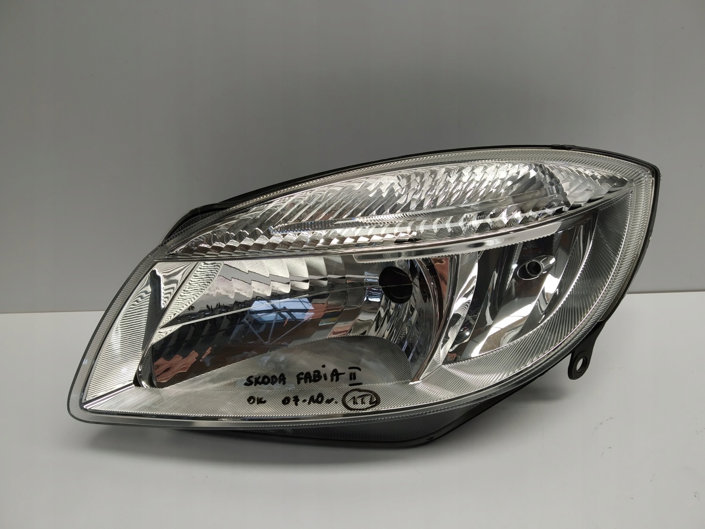 Skoda Fabia II reflektor light front left before lift OM before lift