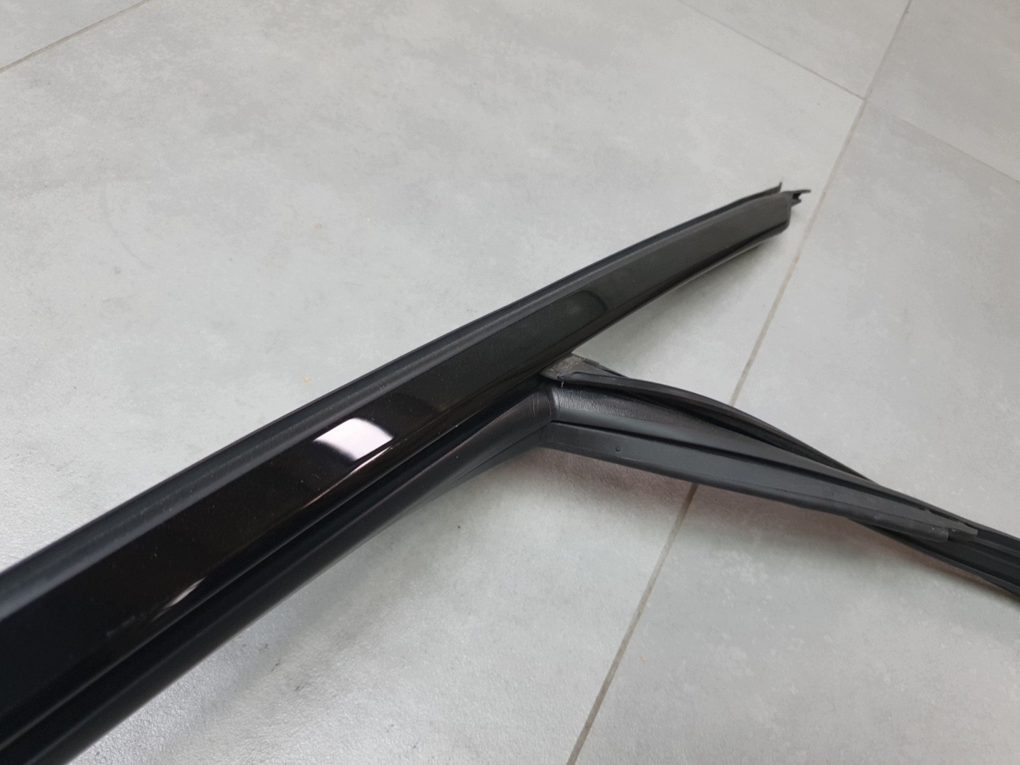 Audi SQ6 e-tron moulding door front right prowadnica 85H837432A