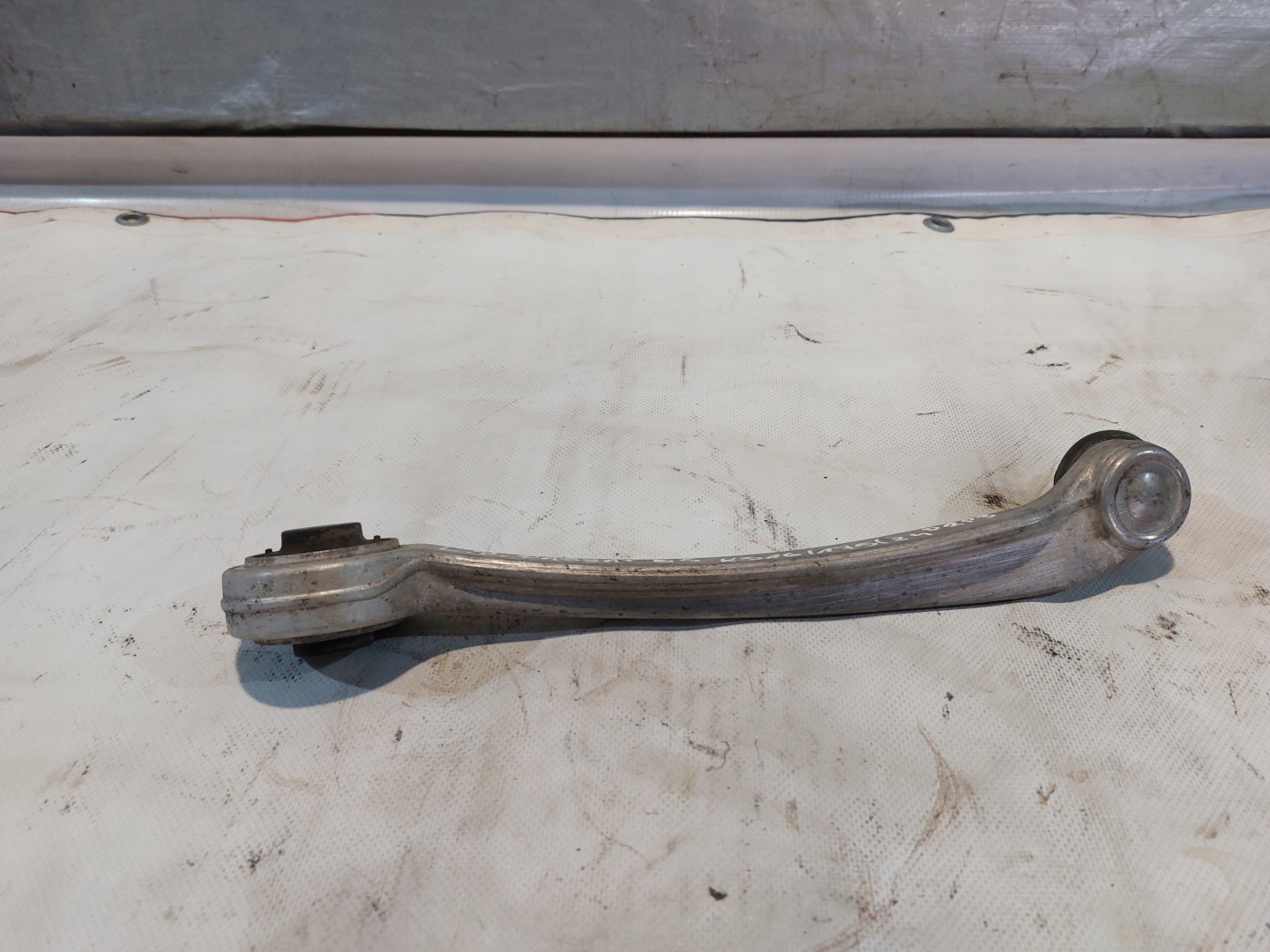 arm upper left front VW PASSAT B5
