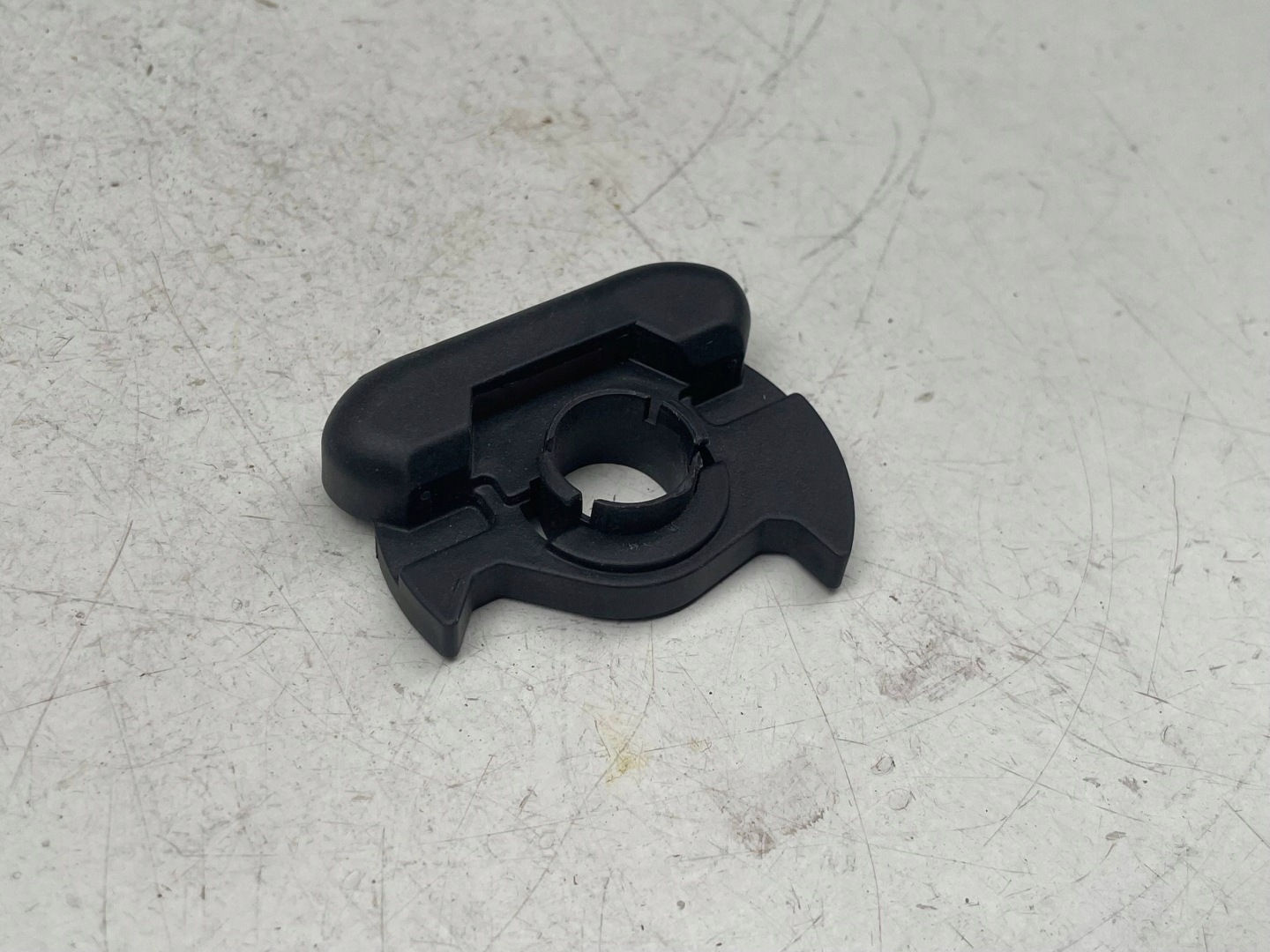 AUDI VAG OE UCHO stěny OEM 4K8857799 !J