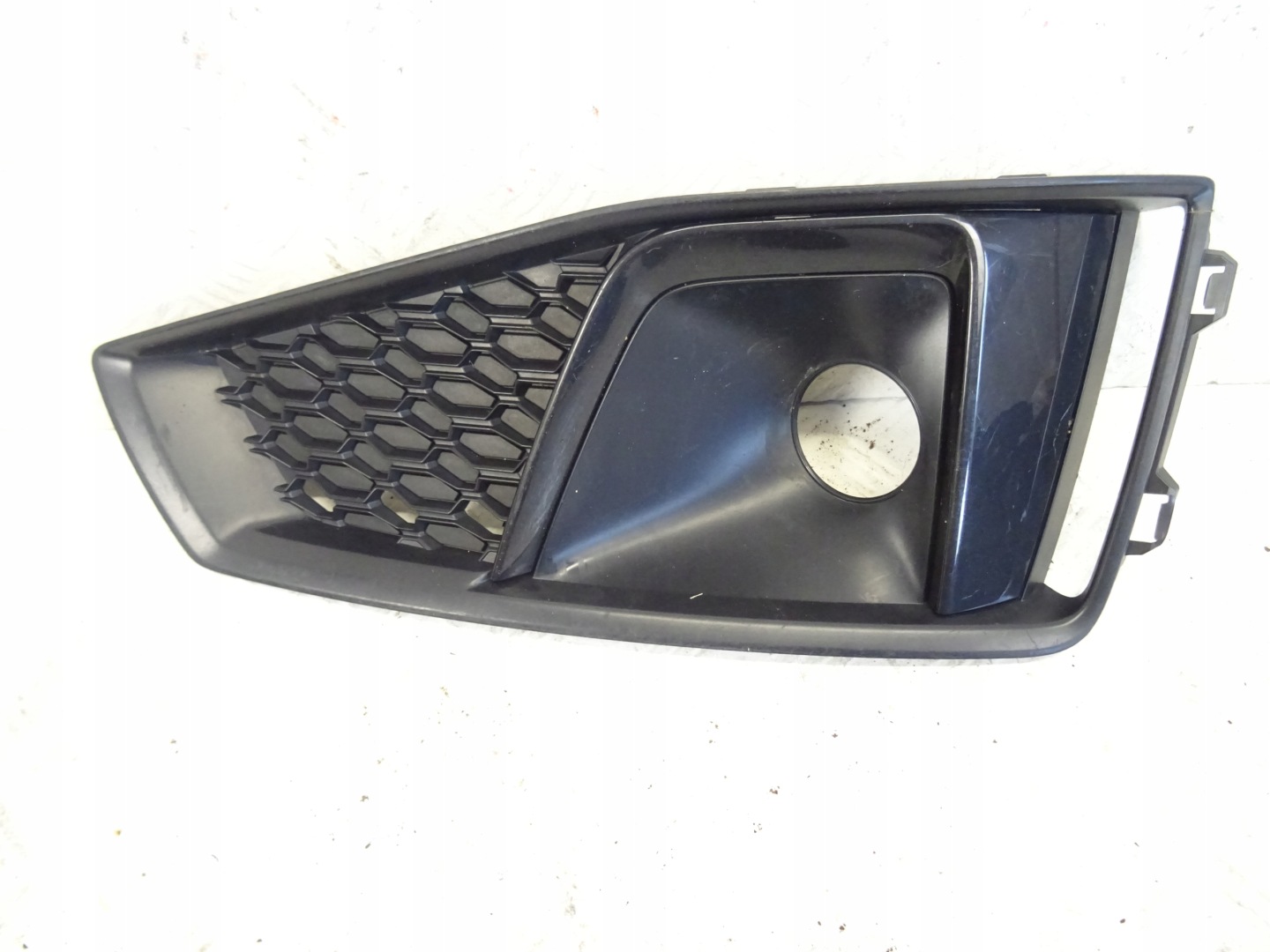 grid of a bumper front front right AUDI A4 B9 LIFT S-LINE 8W0807682