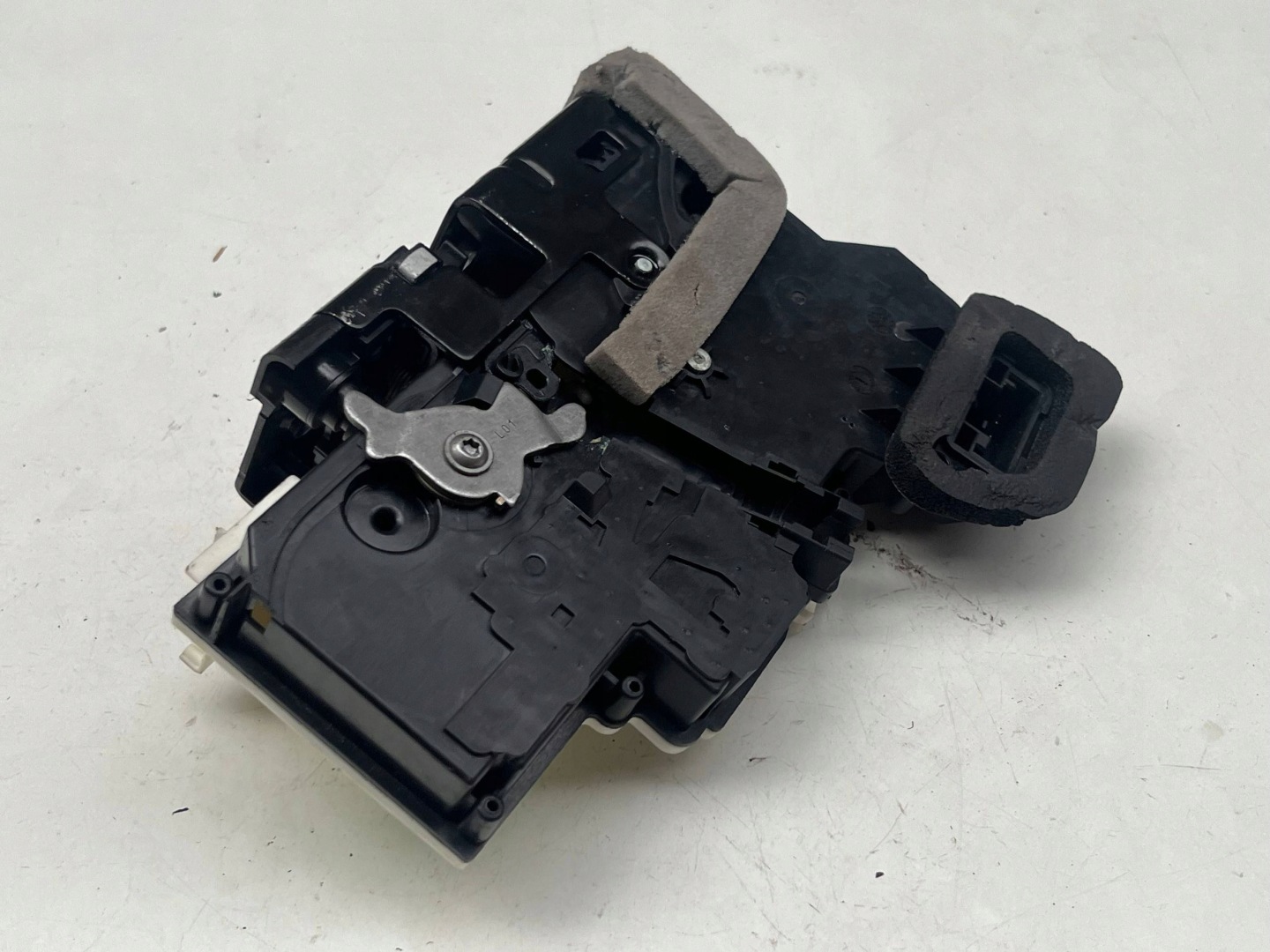 AUDI A6 A7 Q8 lock door left rear part 4K0839015Q @M