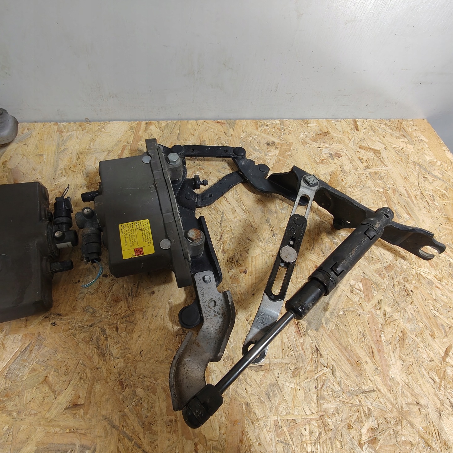 hinge bonnets right left PIROTECHNICZNY BMW 5 F10