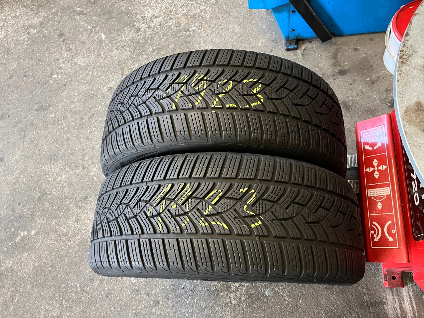 2 tyres winter 225/45R18 Goodyear UltraGrip Performance 6,5mm