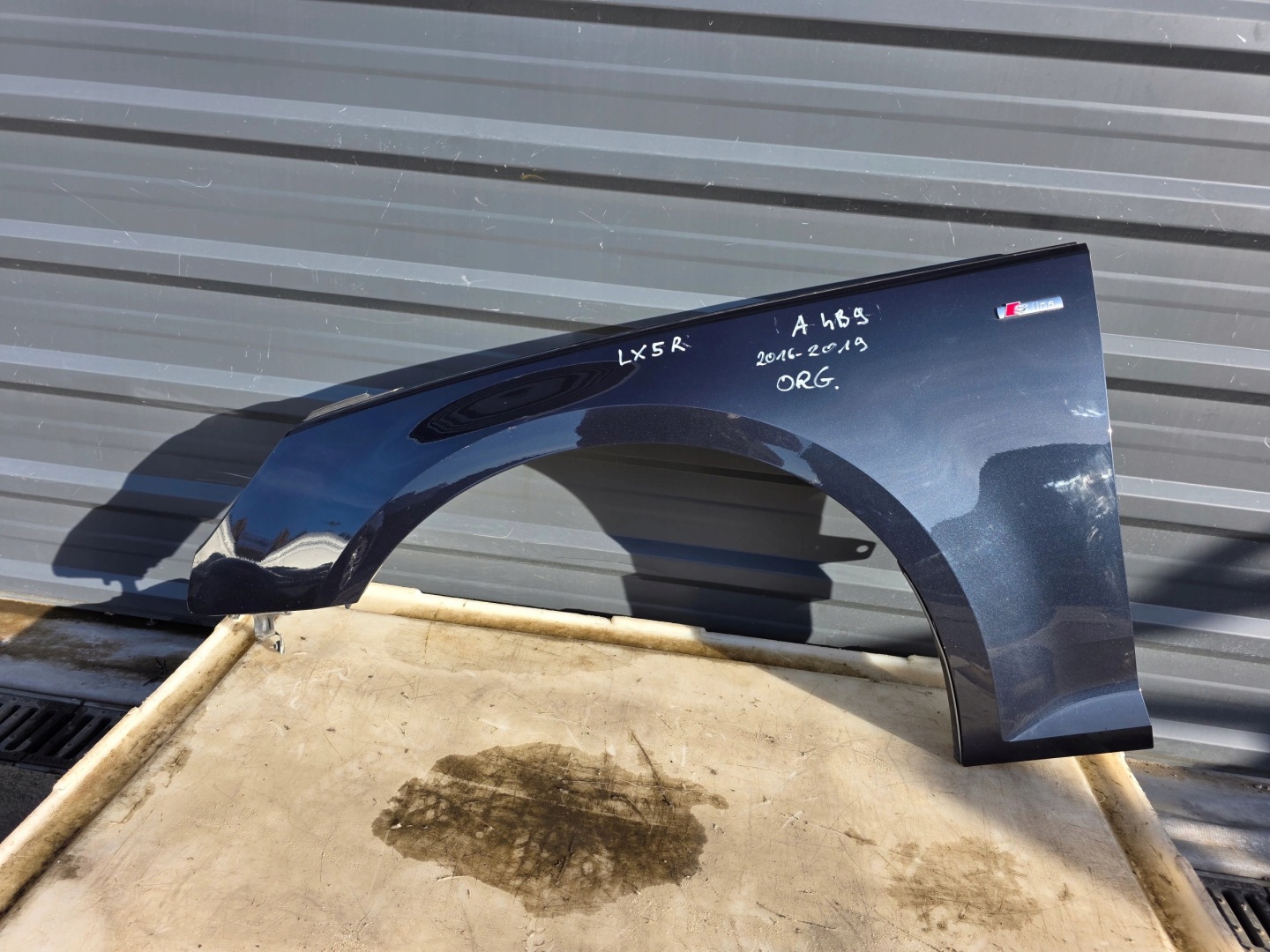 fender left front AUDI A4 B9 2016-2019 LX5R original !!!