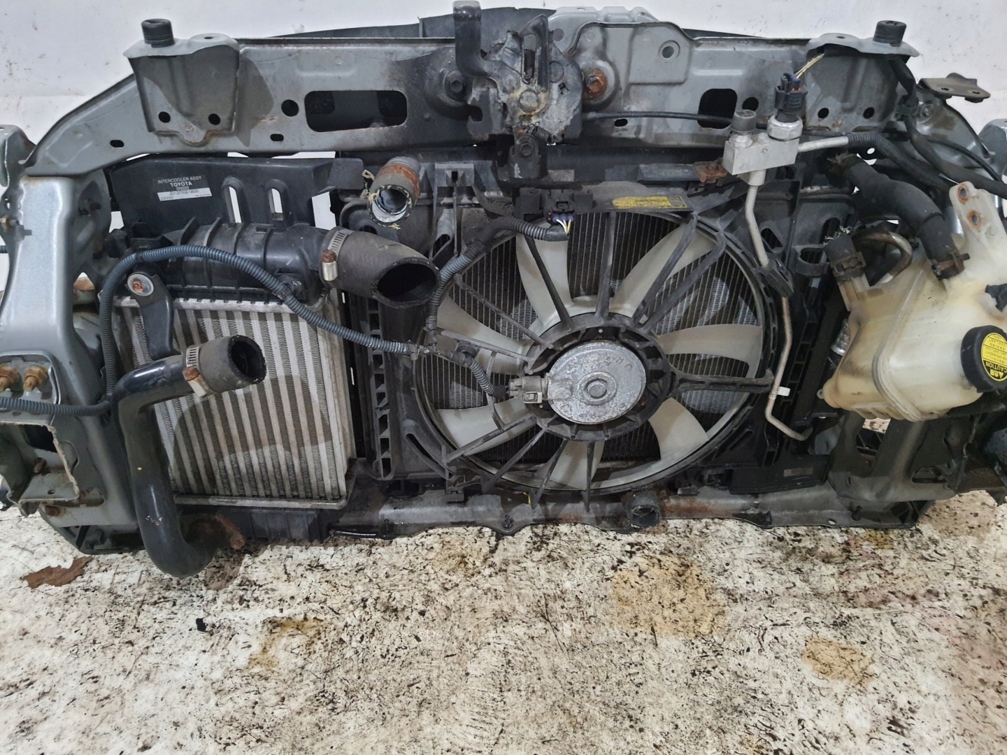 TOYOTA YAIRS II 06-09 1F8 support panel for radiators D4D