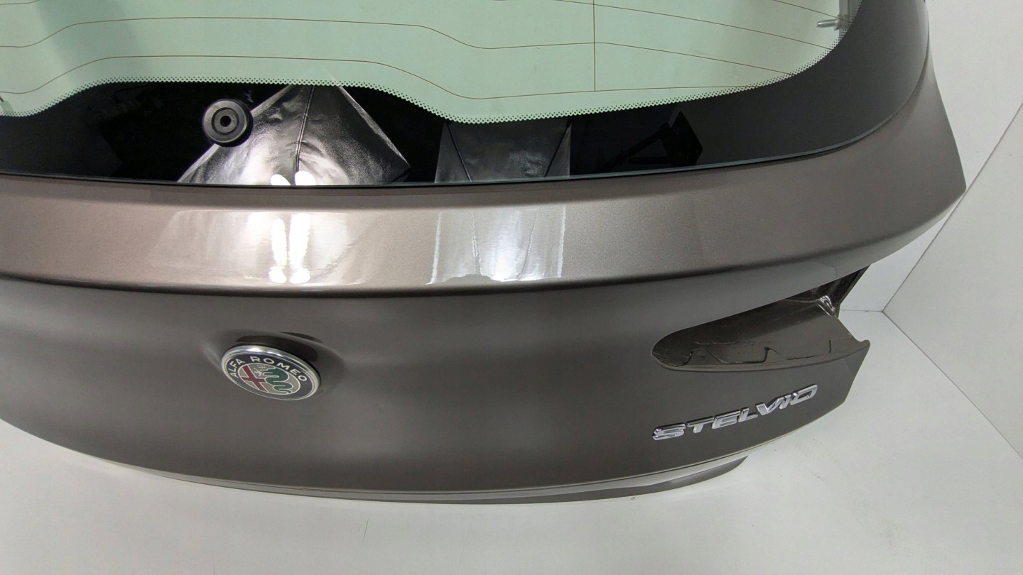 Alfa Romeo Stelvio rear trunk door 082
