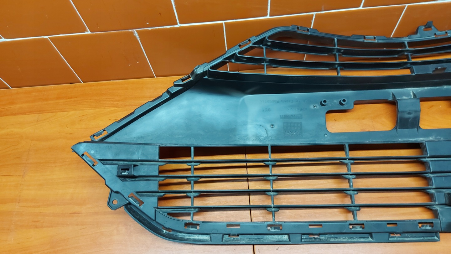 grid of a bumper central front front TOYOTA AYGO II 14