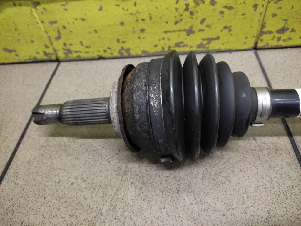 TOYOTA YARIS II 1.4 D semi-axis left front