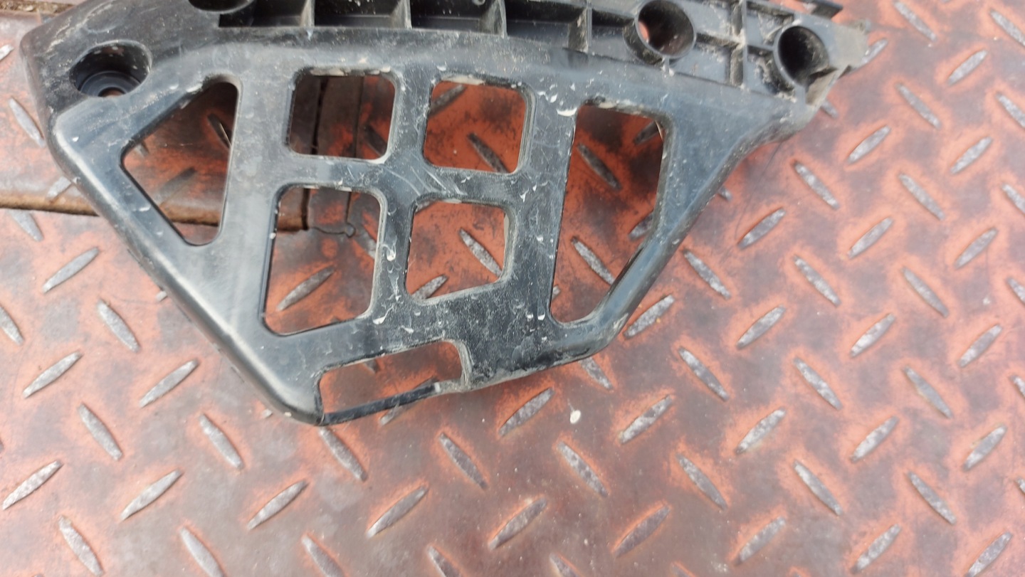 bumper bracket left front TOYOTA AURIS II 12