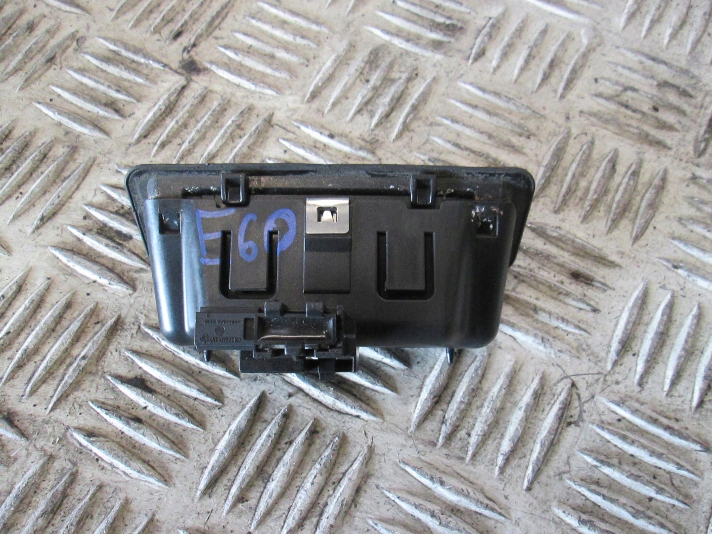 Bouton Arrière du capot Porte coffre hayon BMW E60 E90 E87