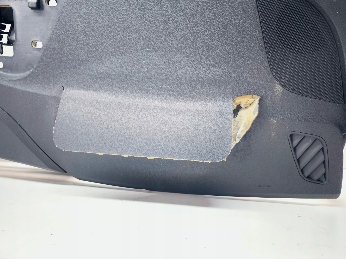 dashboard cockpit console AUDI A4 B9 8W1857001H damaged