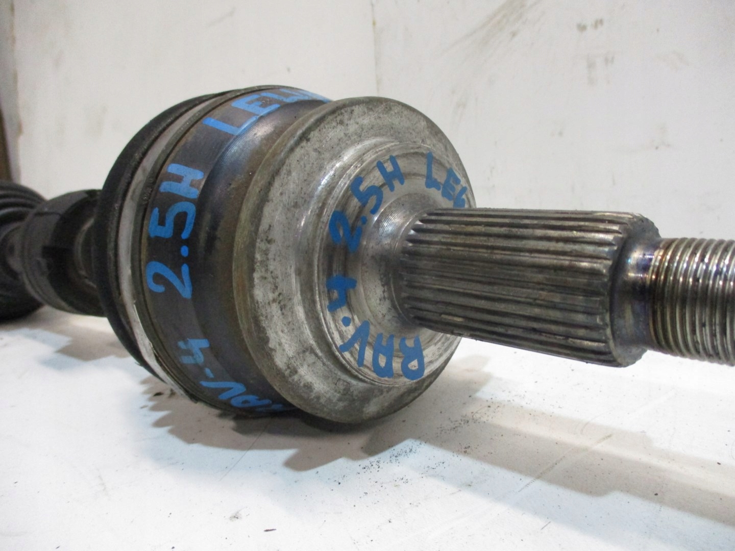 semi-axis front TOYOTA RAV 4 2,5i 16R HYB left