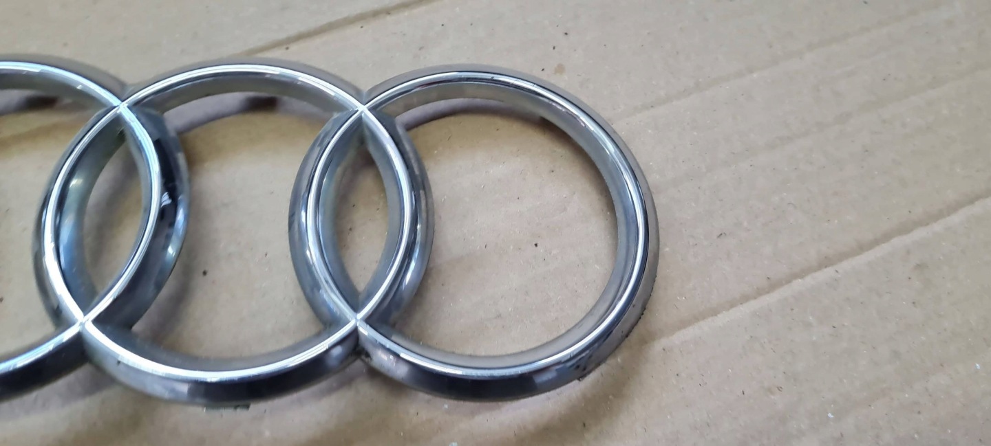 AUDI Q3 83A EMBLEMAT Logo CHROM GRILLA EMBLEMAT AUDI 4KE853605