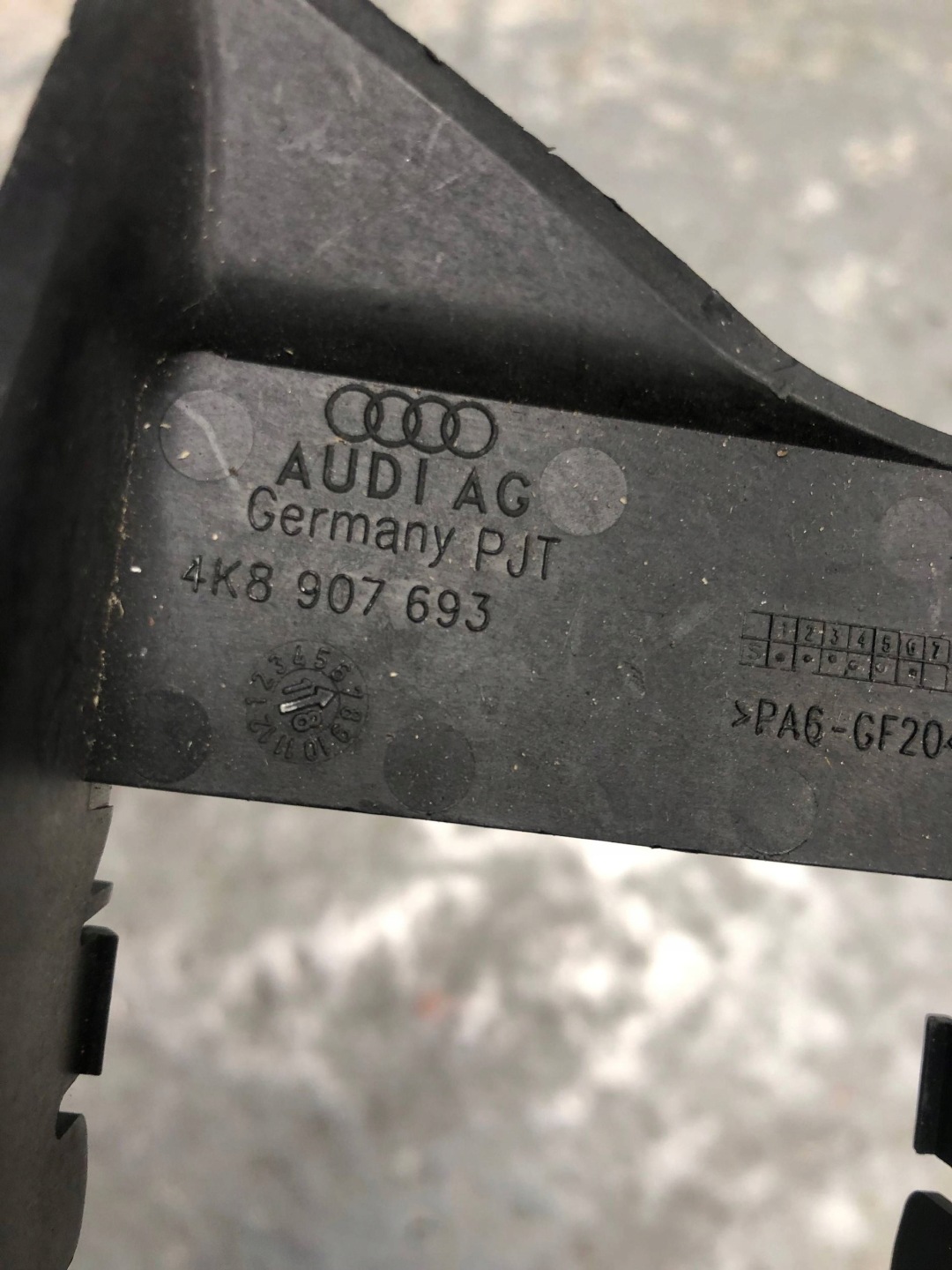 console holder MODULU left rear part AUDI A7 4K8 4K8907693
