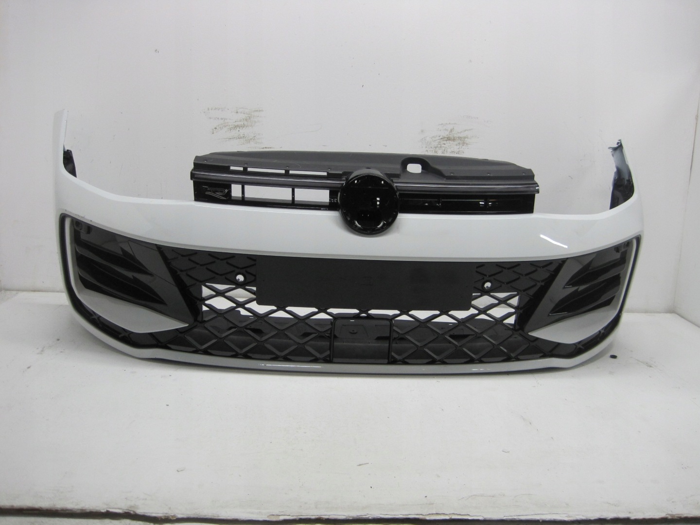 bumper VW PASSAT B9 3J0 R-LINE LED below 6 PDC below RADAR front front