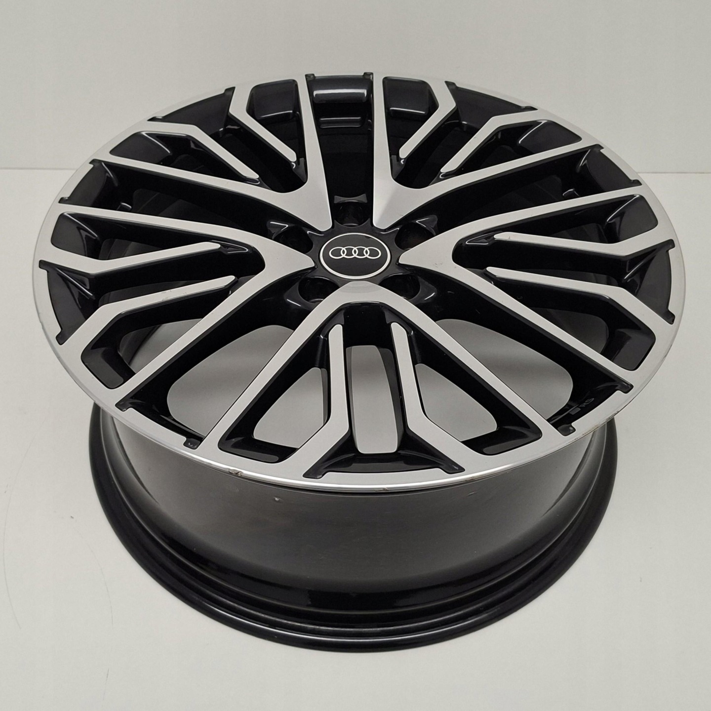 AUDI A3 S3 RS3 19 19" 8Y0601025DC disk hliníkový