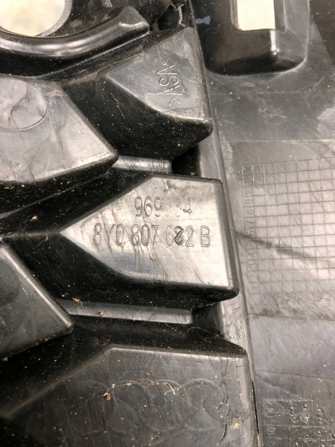 grid of a bumper right front AUDI A3 8Y S-LINE 8Y0807682B