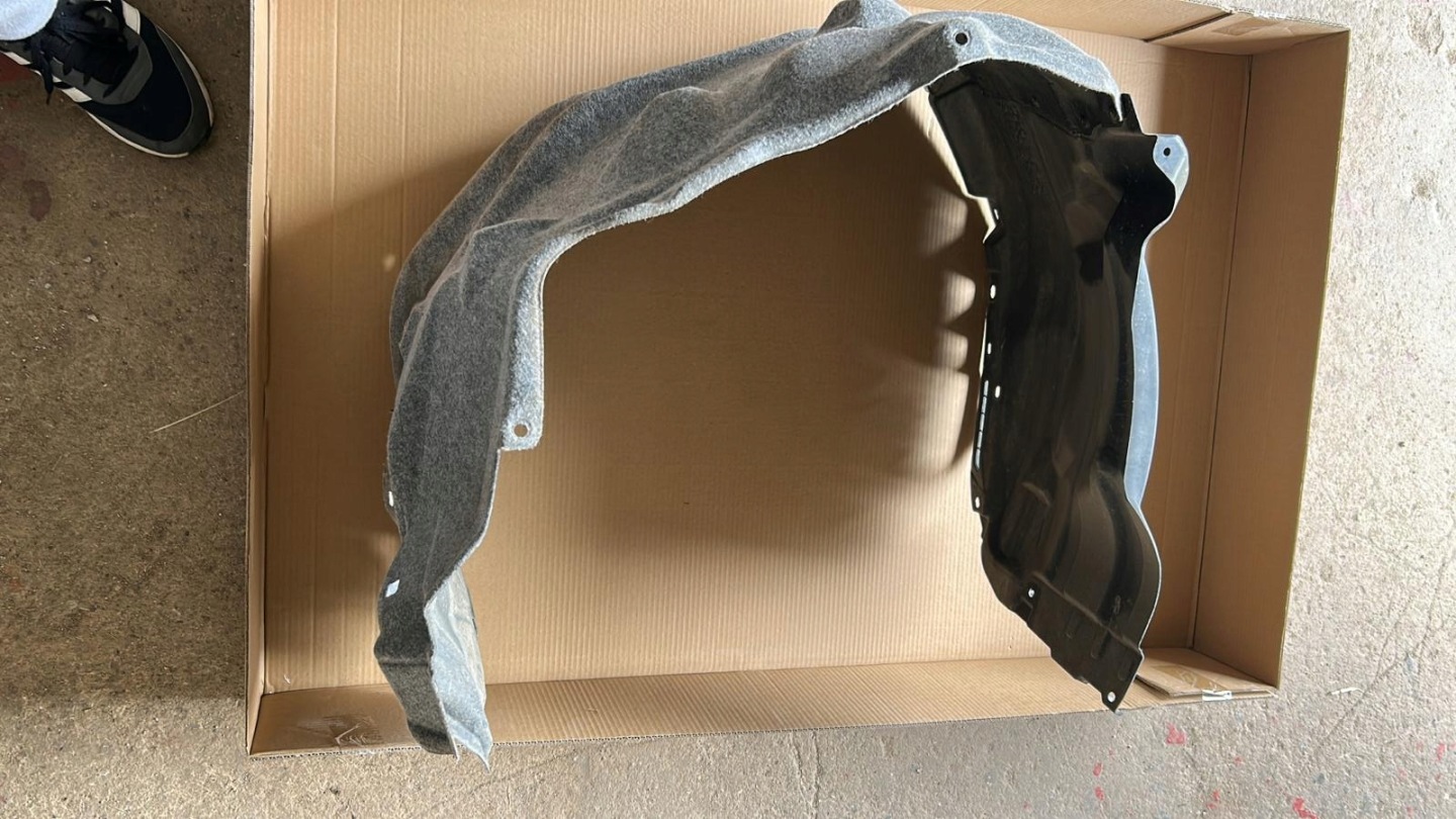 mudguard left front TOYOTA LAND CRUISER 24