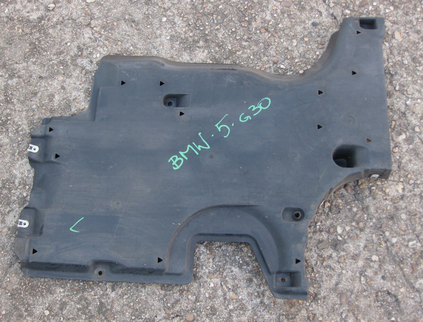 BMW 5 G30 3.0D 19R cover chassis tanks left 7397582