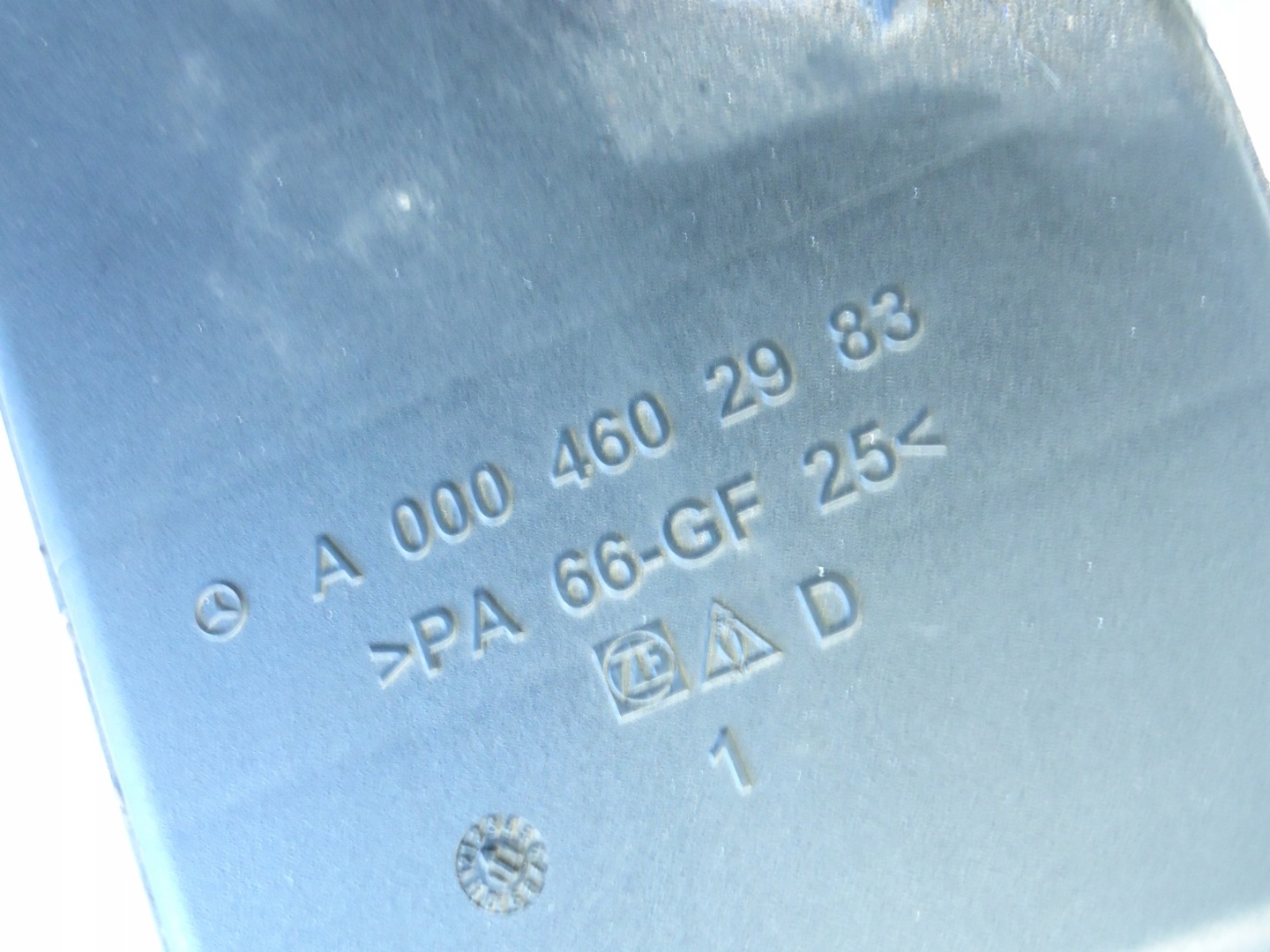 MERCEDES W204 W212 1.8 CGI Servobehälter A0004602983