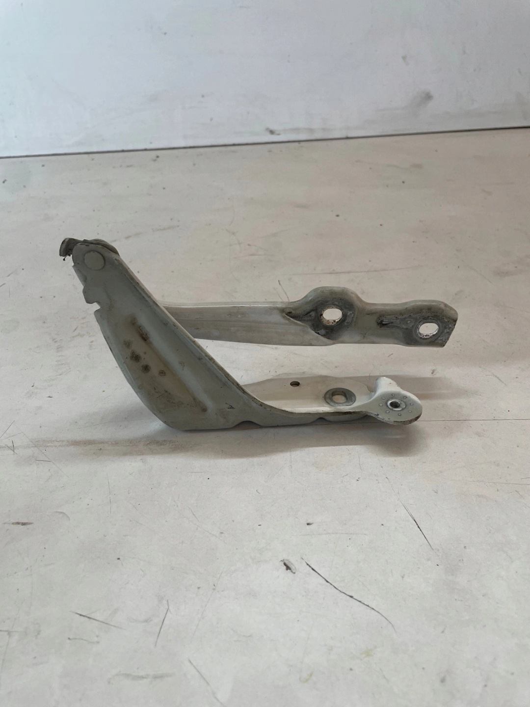 hinge bonnets front front right Skoda Octavia III