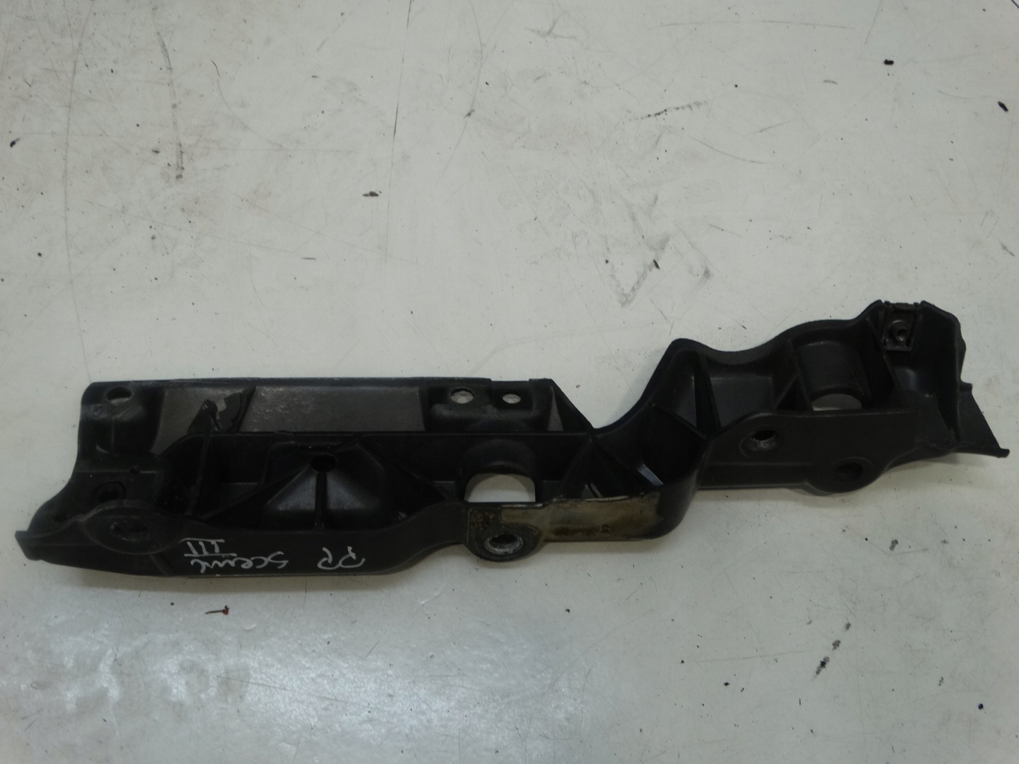 Support Support plaque Droite Avant Aile RENAULT SCENIC III 631220010R