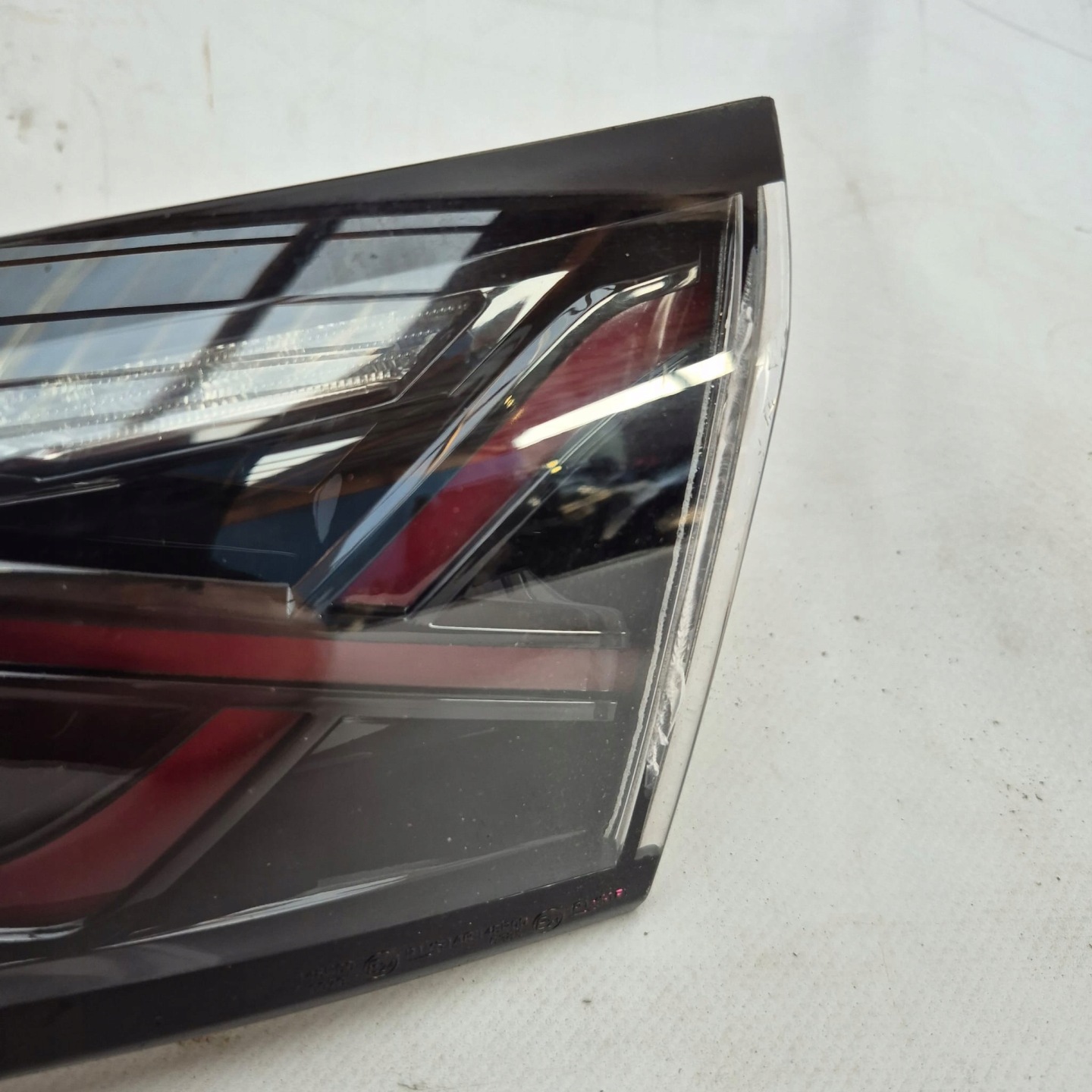 BYD DOLPHIN 21- Feux phare Arrière du capot Arrière EM2E4107300B