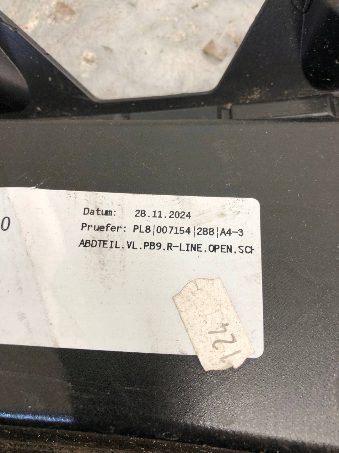 grid of a bumper left front R-LINE VW PASSAT B9 3J0853665E