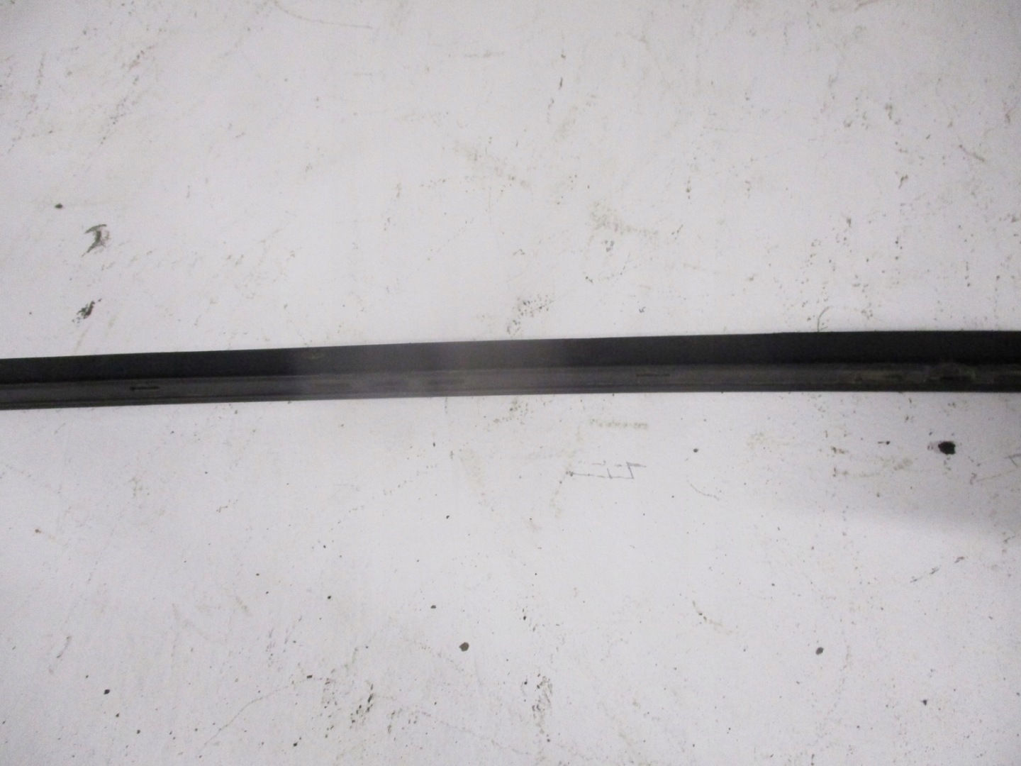 moulding windows czolowej Jaguar E Pace J9C3-025A52-A right