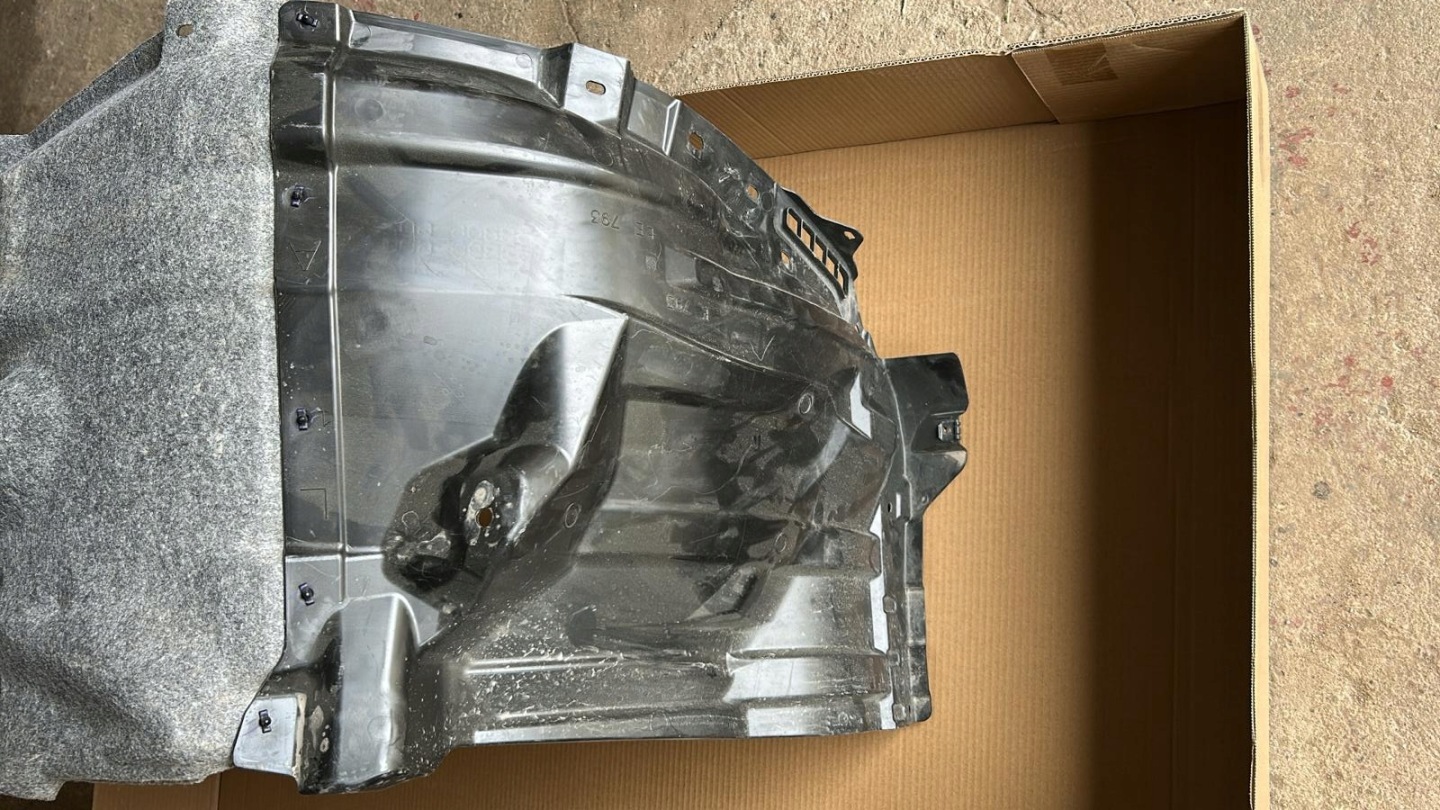 mudguard left front TOYOTA LAND CRUISER 24