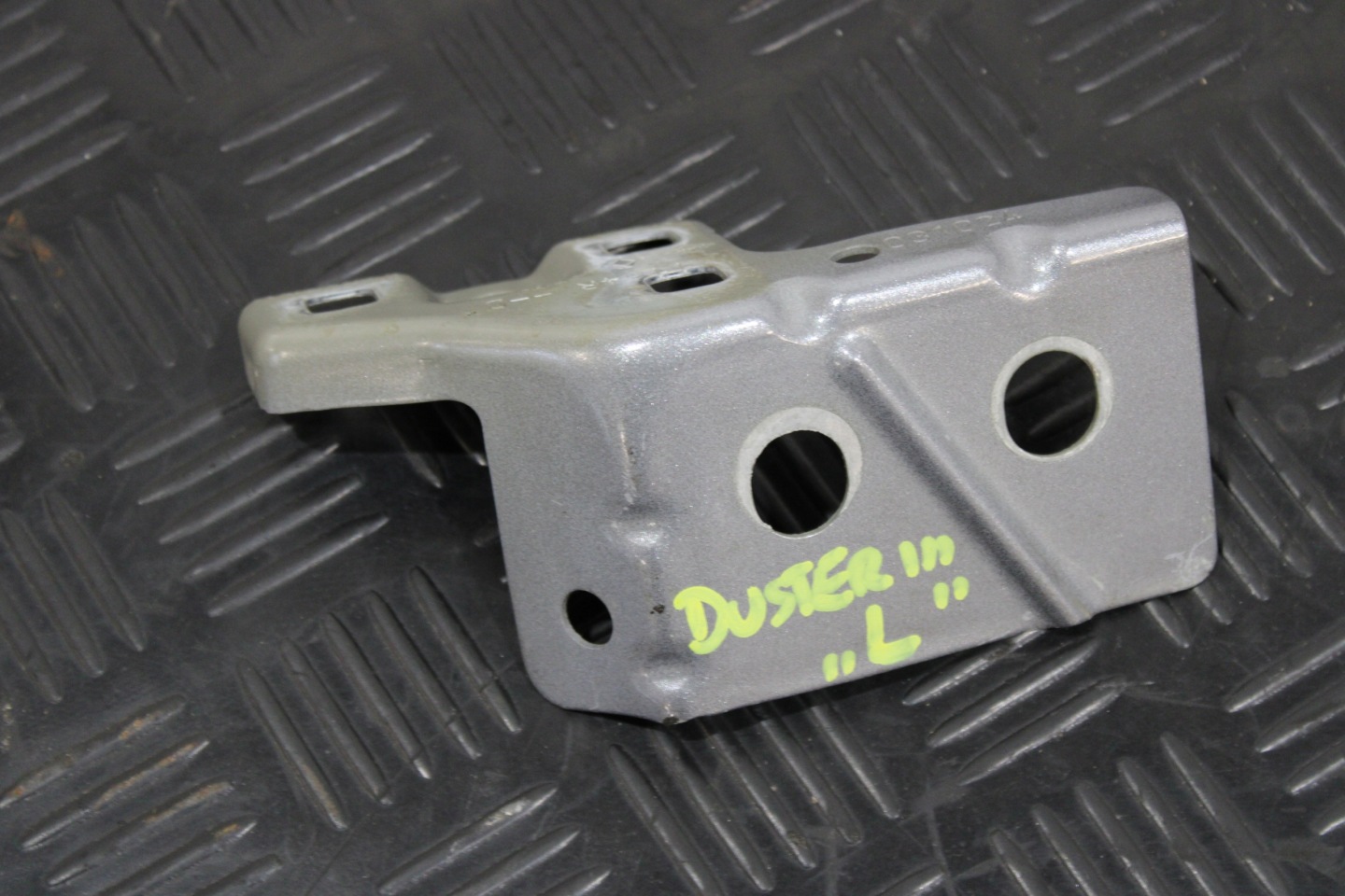 Support plaque Aile Gauche Avant Console DACIA DUSTER III 3 2024