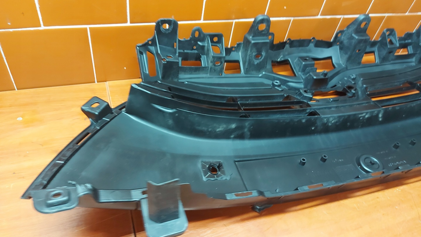 grid of a bumper central lower front front TOYOTA YARIS IV 20