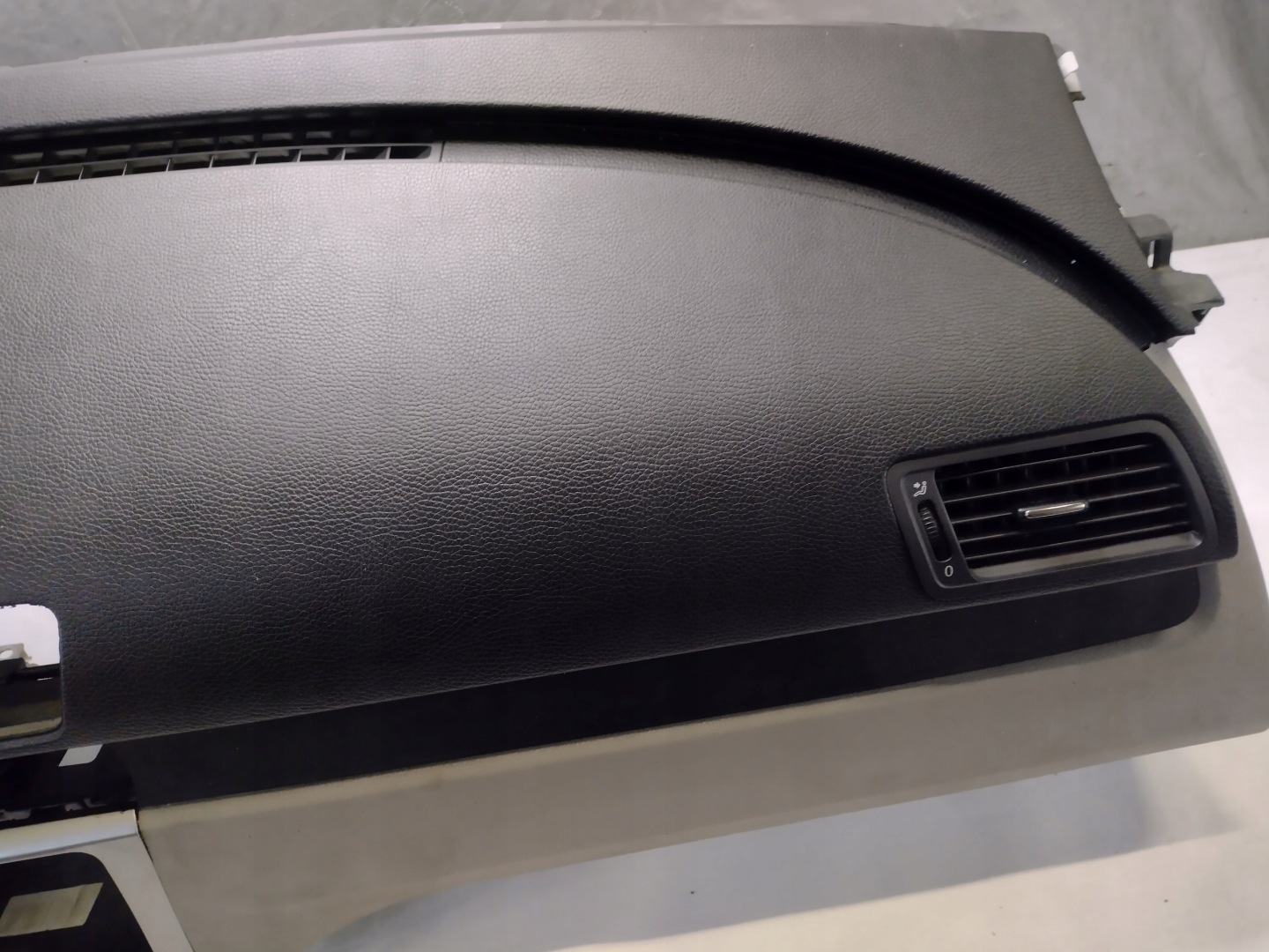 dashboard instrument panel cockpit Volkswagen Passat B6 sedan 3C1857003QT