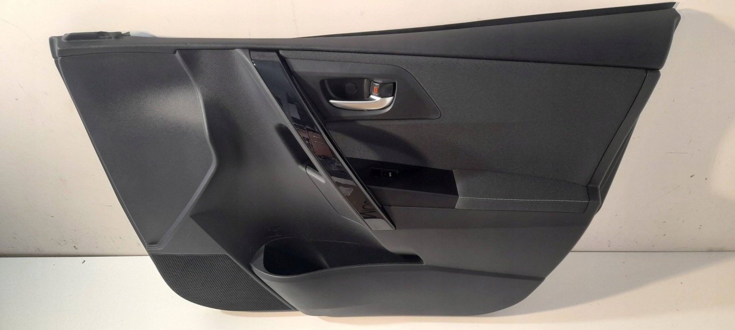 Toyota Auris E18 side door front right 6777702300 (ET188)