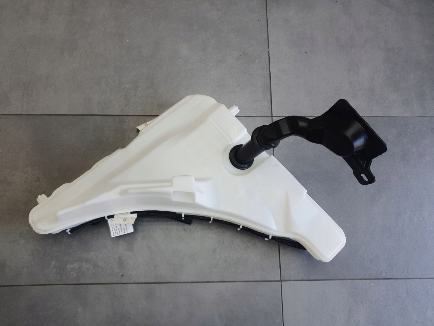 Audi Q8 washer fluid tank pompki 4M0955452C 4M0955448C