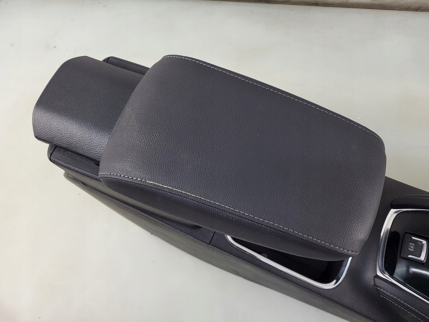 tunel central armrest button OPEL GRANDLAND YP000546YX