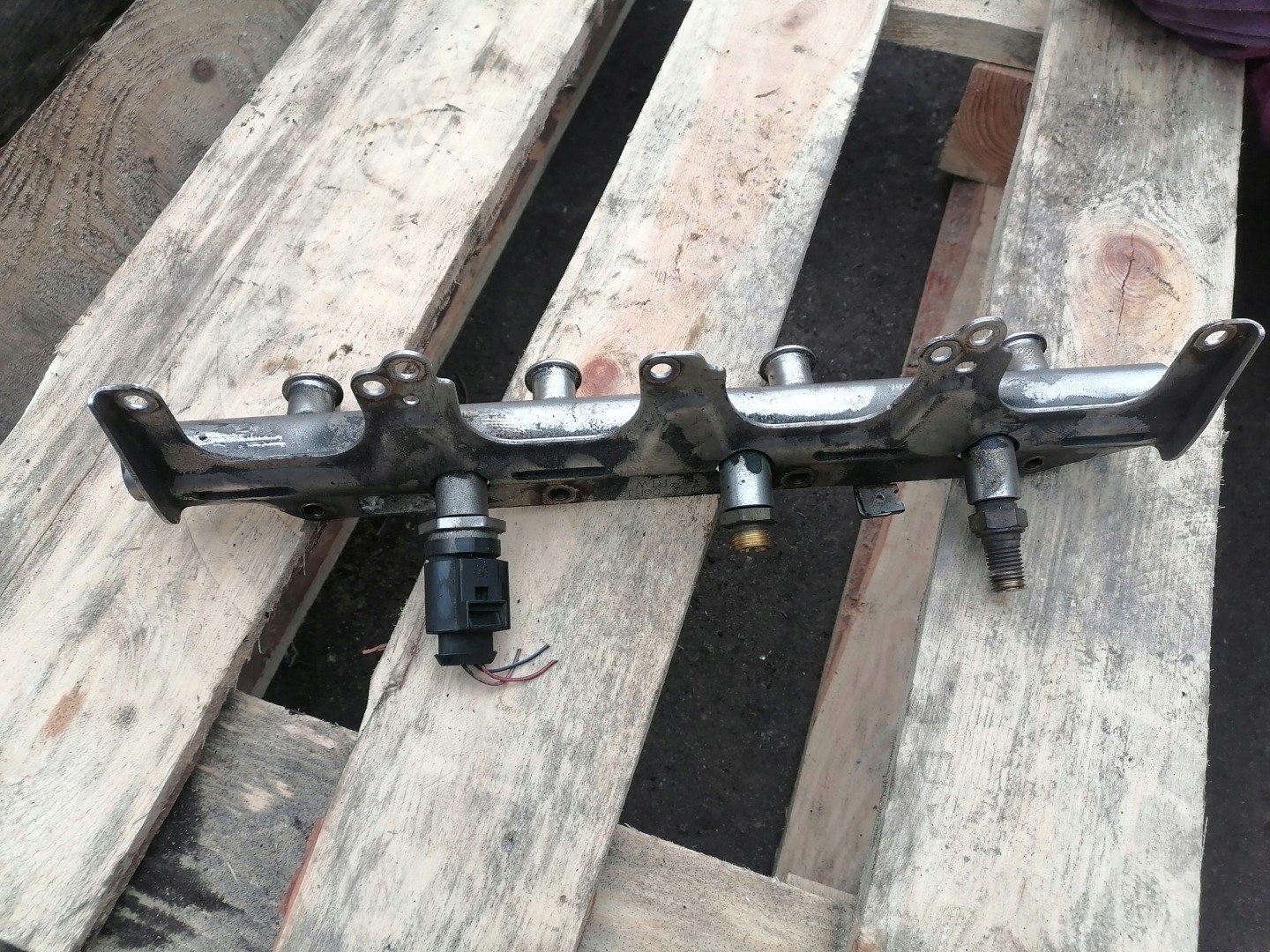 injection ramp 06F133317L AUDI VW SEAT SKODA